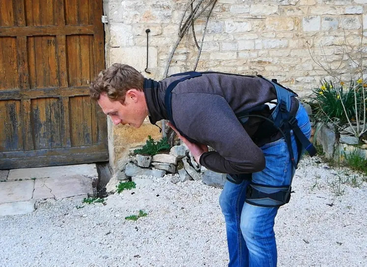 <em class="placeholder">Valentin Cadel, vigneron à Fontaines en Saône-et-Loire, équipé d&#039;un exosquelette Hapo SD.</em>