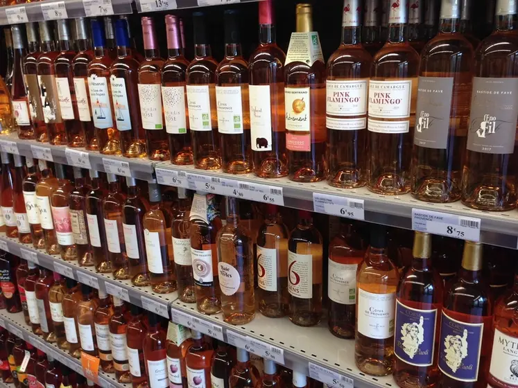 <em class="placeholder">Un linéraire de vins en grande surface.</em>