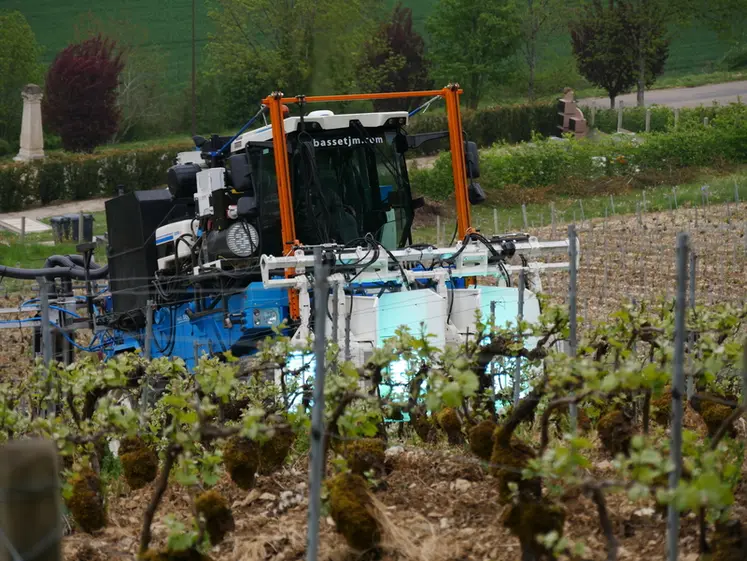 <em class="placeholder">Passage de la machine de stimulation de la vigne aux UV d'UV Boosting, dans des vignes en pente de Champagne. Au champagne Serge Mathieu à Avirey-Lingey dans l'Aube, le 4 ...</em>