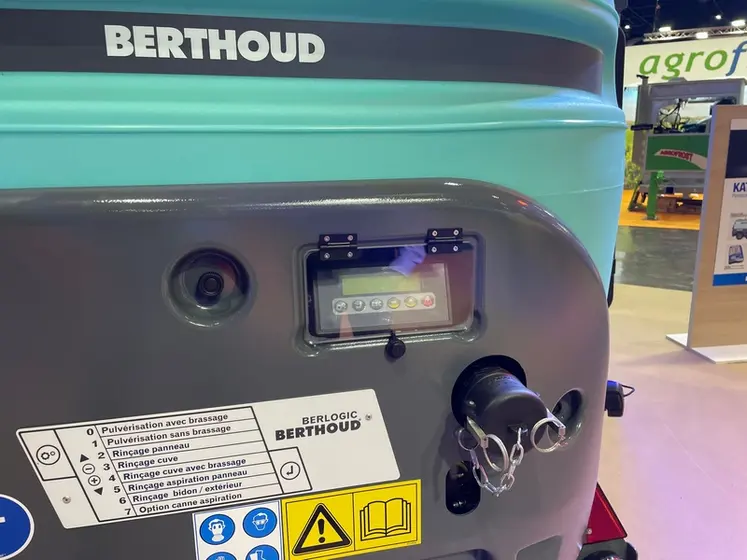 <em class="placeholder">Pulvérisateur à panneaux récupérateurs Katch de Berthoud au salon Vinitech 2024</em>