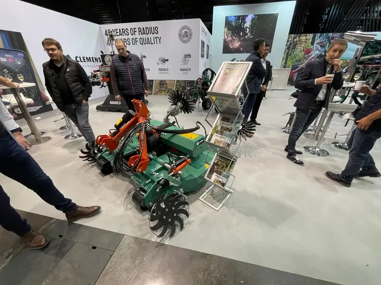 <em class="placeholder">Gyrobroyeur Clemens équipés d'étoiles Kress et de disques émotteurs au Vinitech 2024</em>