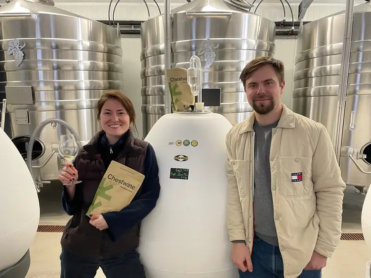 <em class="placeholder">Julia Anashkova et Dmitry Khlopin, du domaine Thet, dans le chai de vinification.</em>