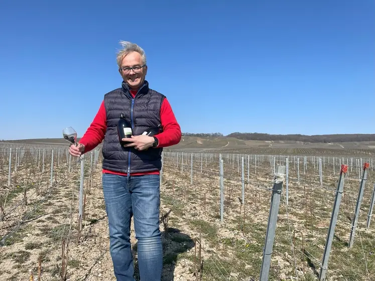 <em class="placeholder">Jean-Chrisophe Delavenne, viticulteur champenois bio dans ses vignes</em>