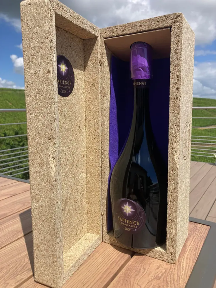 <em class="placeholder">Coffret pour champagne à base de 70 % de lin et 30% de bois de vigne.</em>