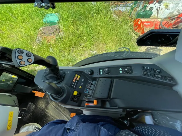 <em class="placeholder">Tracteur New Holland T4.90N</em>