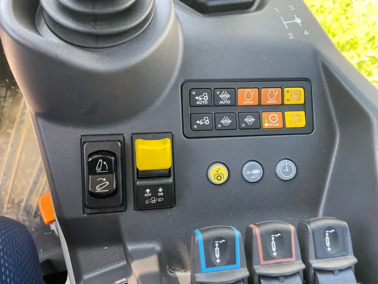 <em class="placeholder">Tracteur New Holland T4.90N</em>