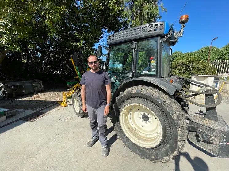 <em class="placeholder">Cédric Rougier devant son tracteur New Holland T4.100N équipé de pneumatiques Trelleborg Pneutrac </em>