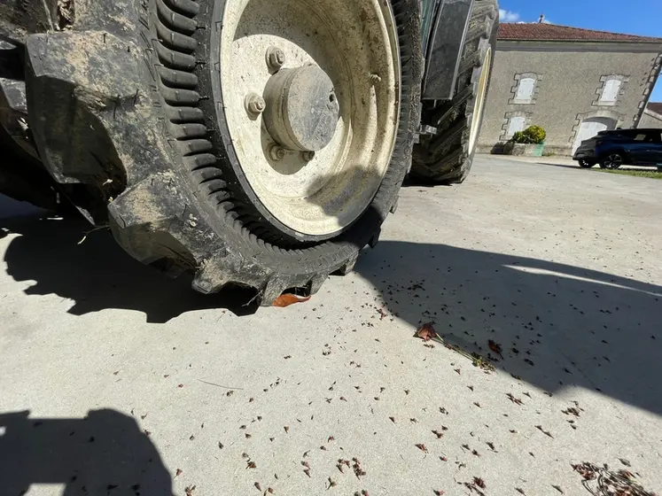 <em class="placeholder">Tracteur New Holland T4.100N équipé de pneumatiques Trelleborg Pneutrac </em>