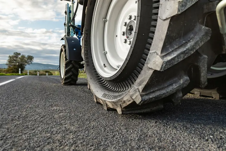 <em class="placeholder">Tracteur New Holland T4.100N équipé de pneumatiques Trelleborg Pneutrac </em>