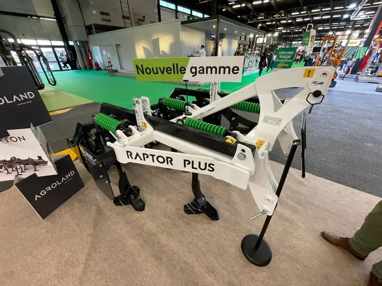 <em class="placeholder">Cultivateur Agroland Raptor Plius présenté au Vinitech 2024. </em>