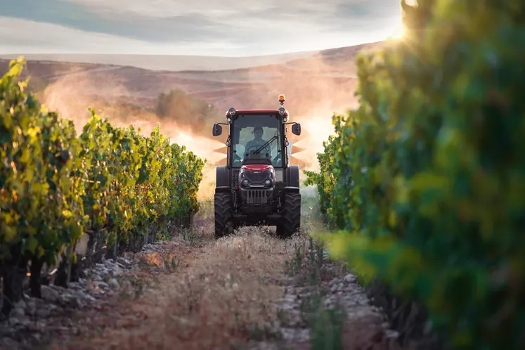<em class="placeholder">Tracteur spécialisé Case IH Quantum 100F dans les vignes</em>