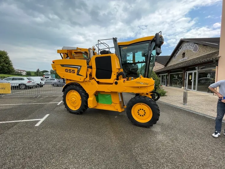 <em class="placeholder">Tracteur enjambeur Grégoire GS5 avec sa tête de récolte ARC2</em>