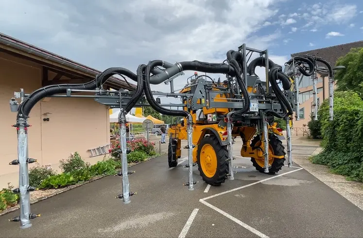 <em class="placeholder">Tracteur enjambeur Grégoire GS5 et sa cellule de pulvérisation</em>