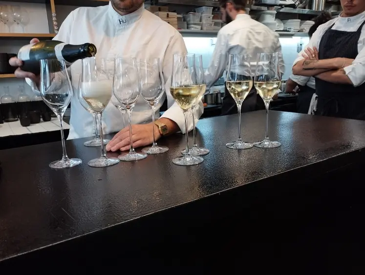 <em class="placeholder">Service d'un crémant d'alsace dans un restaurant parisien. </em>