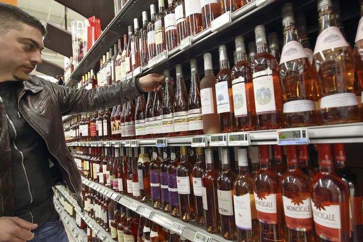 <em class="placeholder">client de supermarché dans un rayon vins. Grande distribution. magasin Carrefour. jeune consommateur dans une grande surface. choix d'un vin rosé cabernet d'anjou. achat ...</em>