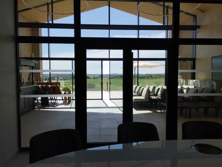 <em class="placeholder">Bar lounge du Château Les Monderys en Dordogne.</em>
