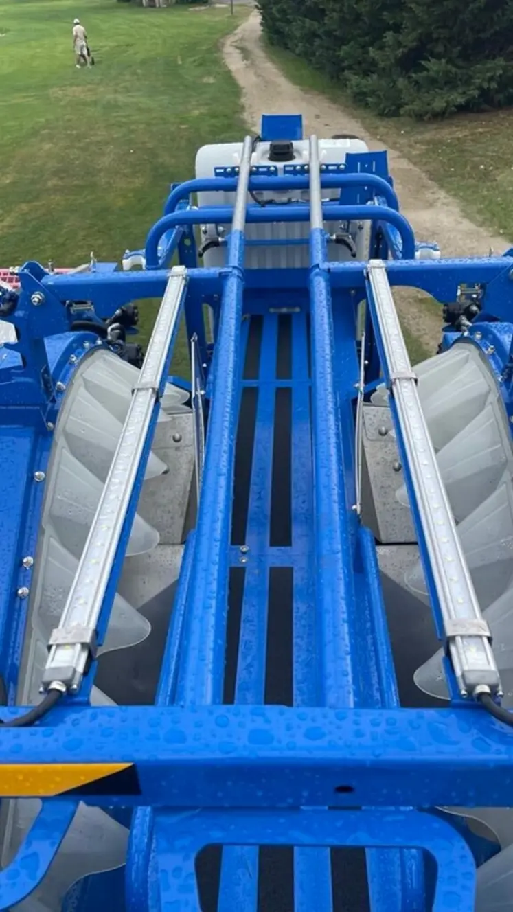 <em class="placeholder">Machines à vendanger New Holland 9.50L et 9.70L prélavage</em>