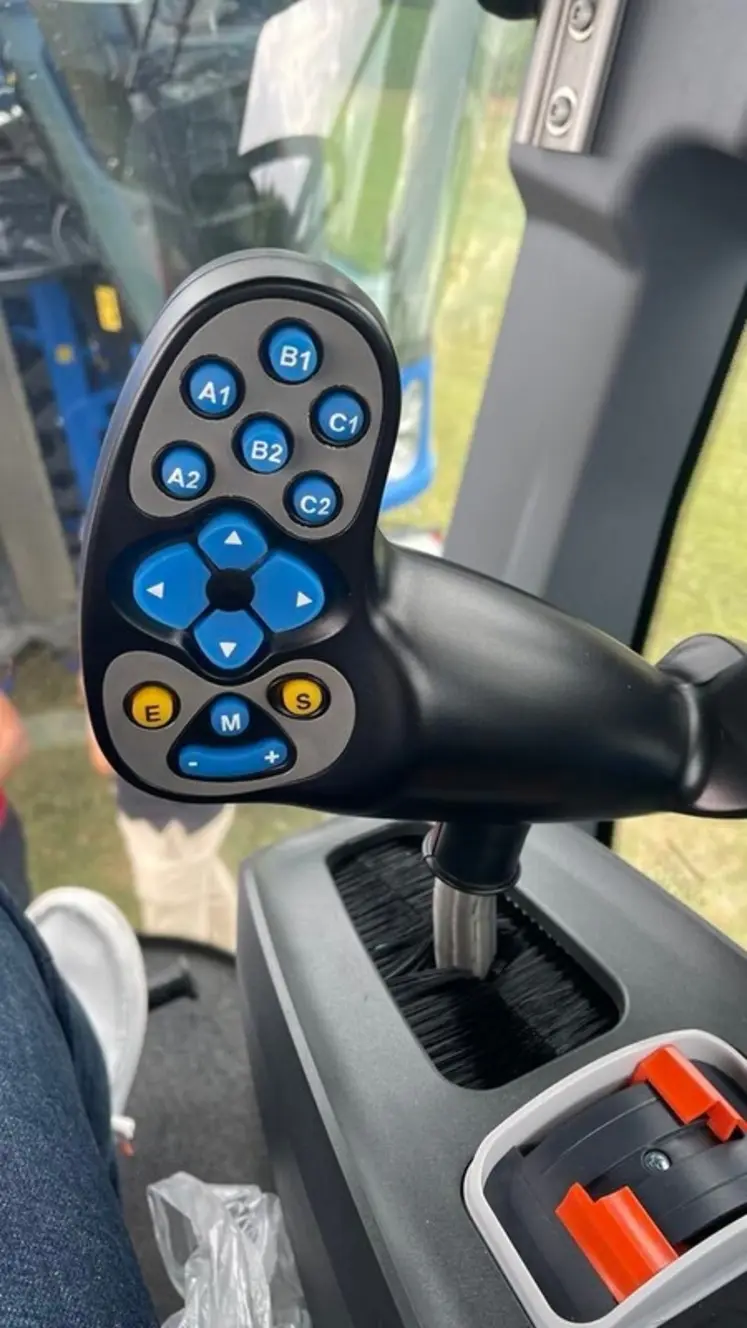 <em class="placeholder">Machines à vendanger New Holland 9.50L et 9.70L joystick</em>