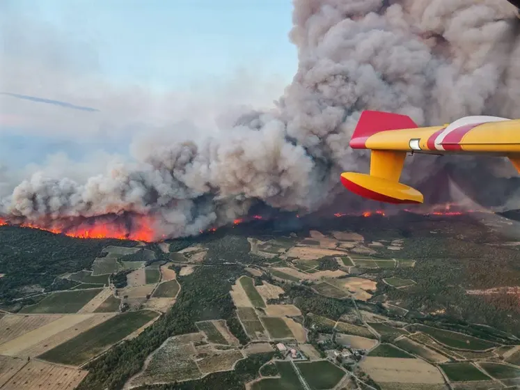 Vue du ciel, via un canadair, de l'incendie ravageant les Corbières, dans l'Aude, le 6 août 2025.