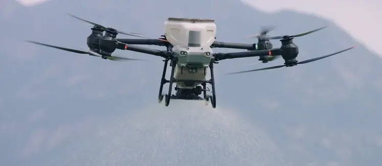 <em class="placeholder">Drone Agras T50 de DJI en vol.</em>