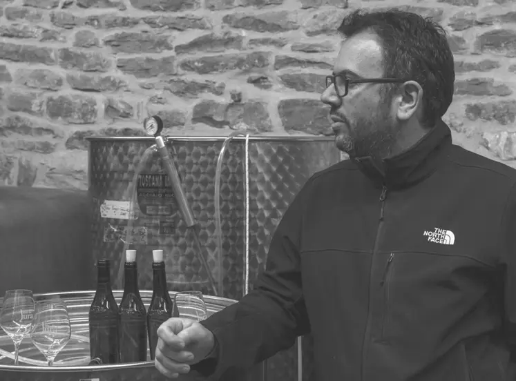 <em class="placeholder">

    Print

David Croix, viticulteur sur 8 ha au Domaine des Croix, à Beaune, en Côte-d’Or</em>