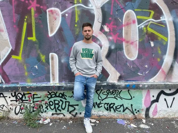 <em class="placeholder">Le graphiste Alexandre Bobée, fondateur de la marque Bérrize, porte l'une de ses créations.</em>