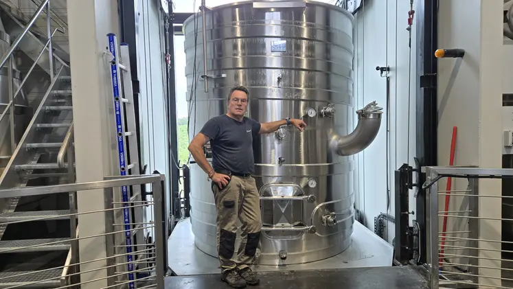 David Fourtout, vigneron du chateau Les Mondérys, présente sa cuve mobile grâce à un ascenseur dédié.