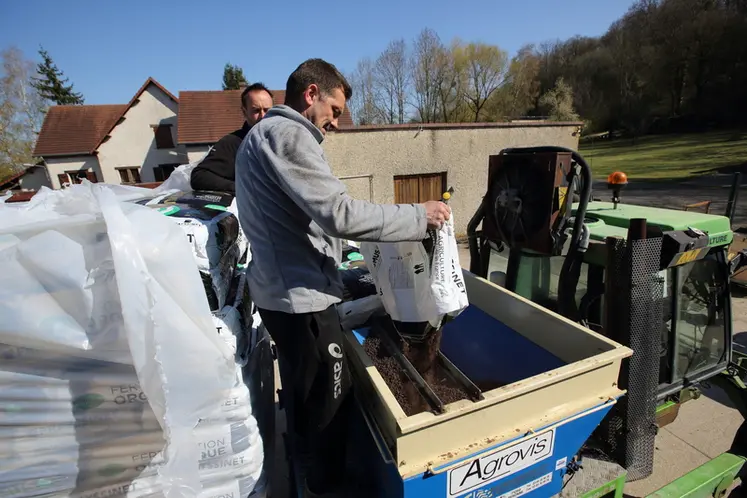 <em class="placeholder">Prestataire de service effectuant un epandage d amendement organique avec un enjambeur. Une vis de distribution est montee sur le plateau de l enjambeur et l epandage se fait ...</em>