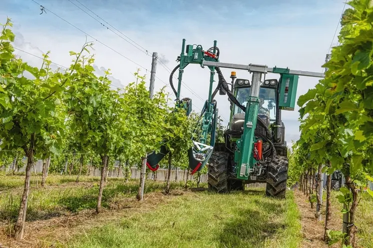 <em class="placeholder">Releveuse palisseuse Easy Fix Clemens sur un tracteur Fendt</em>
