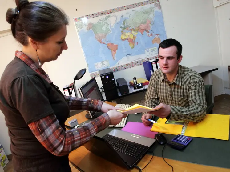 <em class="placeholder">Exploitant agricole effectuant les tâches administratives de son exploitation. Travail administratif en couple. Transmission de documents. Bureau. Dossiers. Documents. ...</em>