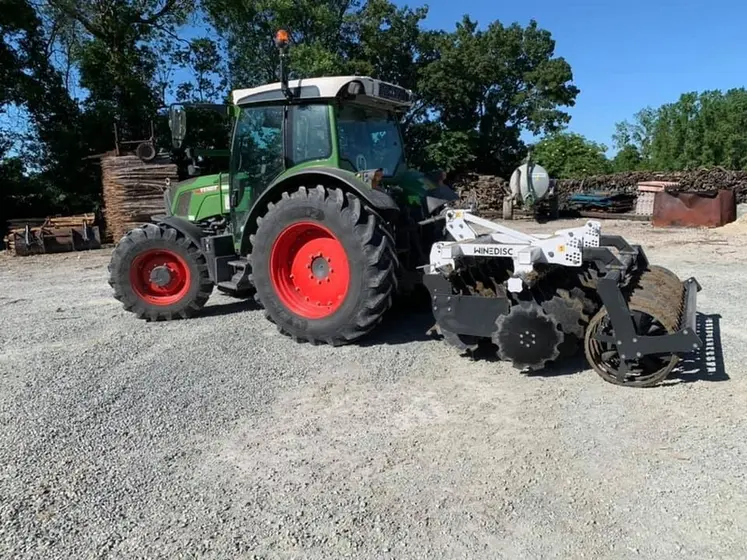 <em class="placeholder">Tracteur Fendt et outil de travail du sol à disques Agroland</em>