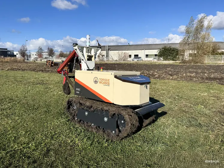 Sabi Agri lance un petit robot accessible dès 13 500 euros.