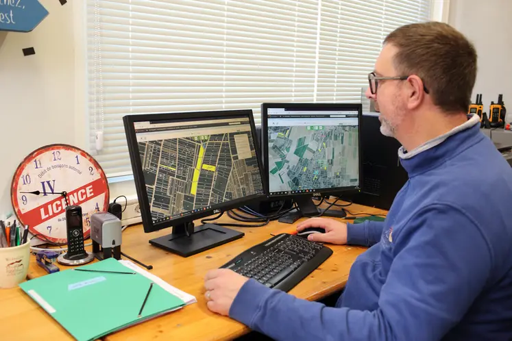 <em class="placeholder">Vigneron devant son ordinateur consultant un logiciel de gestion de parcelles nomme Wine2process. Programme informatique de gestion parcellaire pour la viticulture.</em>