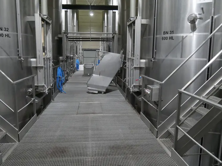 <em class="placeholder">Chai de la cave coopérative de Tutiac. Cuves en inox de 600 hl, goulotte pour décuvage, vis sans fin sous le sol grillagé pour évacuer le marc</em>