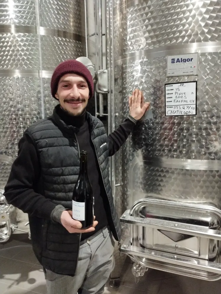 <em class="placeholder">Ulysse Colrat, salarié du domaine de Chatillon, 7 ha à Chindrieux en Savoie</em>