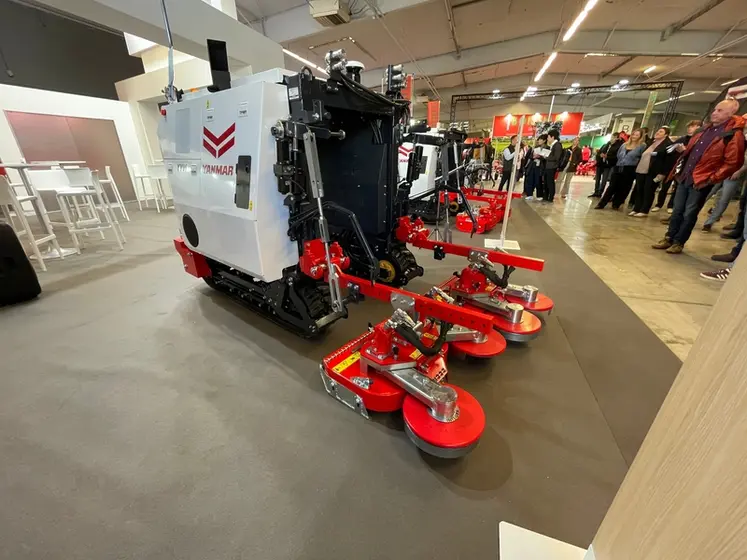 <em class="placeholder">Robot Yanmar YV01 avec unité hydraulique au SItevi 2025</em>