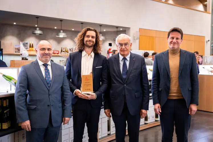 <em class="placeholder">Crisostomo Ferreira, trésorier de l’Académie Amorim, Tom Estier, lauréat du grand prix de l'Académie Amorim, Jean-Marie Aurand, président de l’Académie Amorim, Pr ...</em>