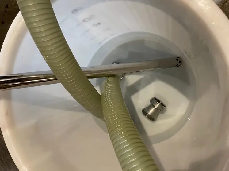 <em class="placeholder">Château Pontet-Canet, à Pauillac, en Gironde, en octobre 2022. Médoc, bordeaux, bordelais, grand cru classé, biodynamie, hygiène de chai, nettoyage embouts tuyaux</em>