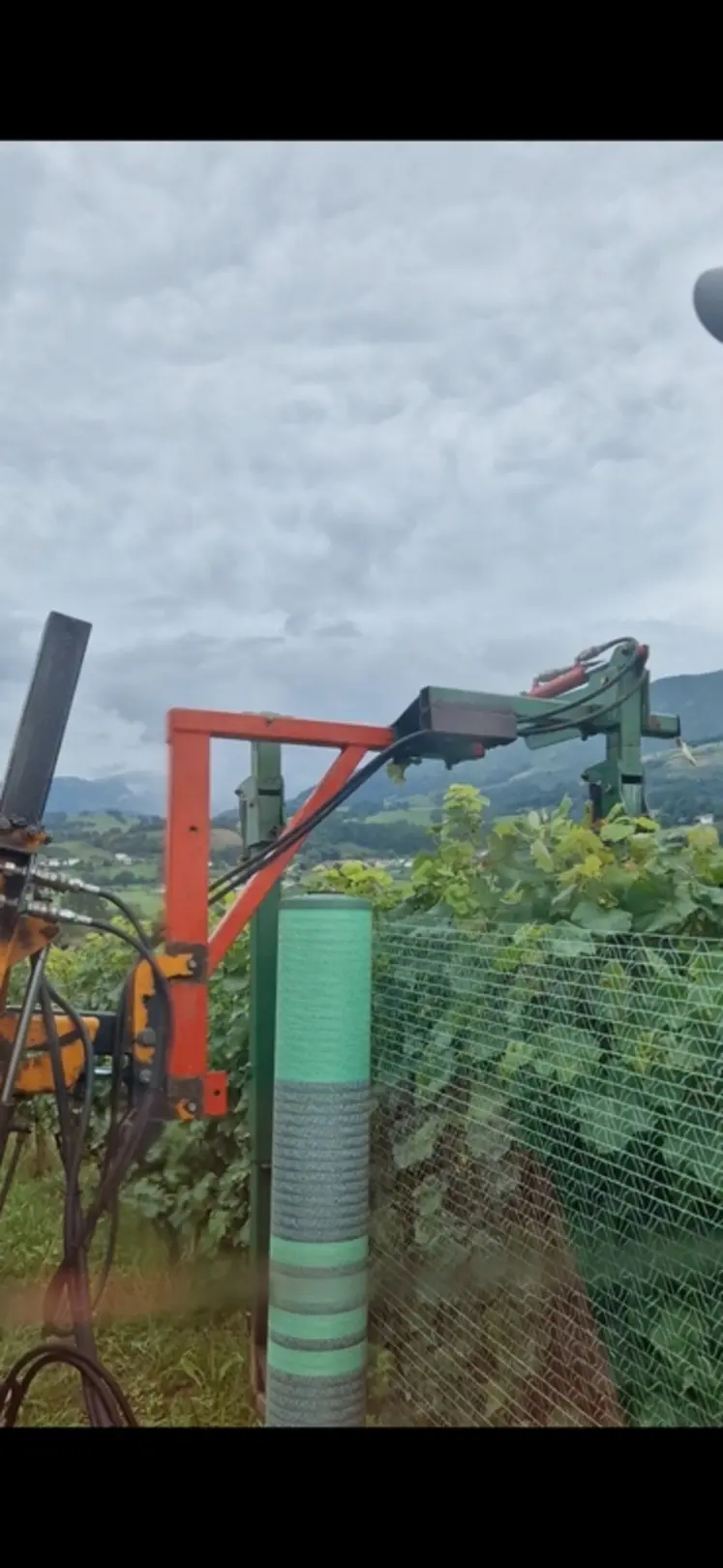 <em class="placeholder">Dérouleuse à filets anti-oiseaux bricolée.</em>