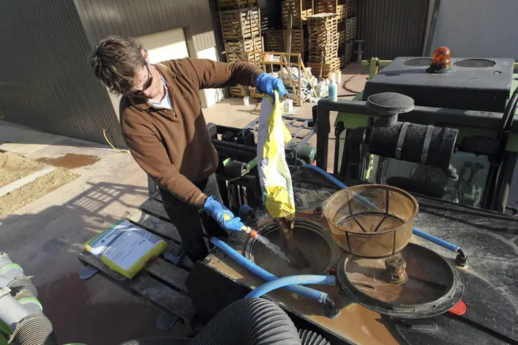 <em class="placeholder">Viticulture. Préparation d'un traitement fongicide préventif en vigne en Champagne. Pulvérisateur  Tecnoma monté sur un enjambeur. Remplissage de la cuve. Mélange du ...</em>
