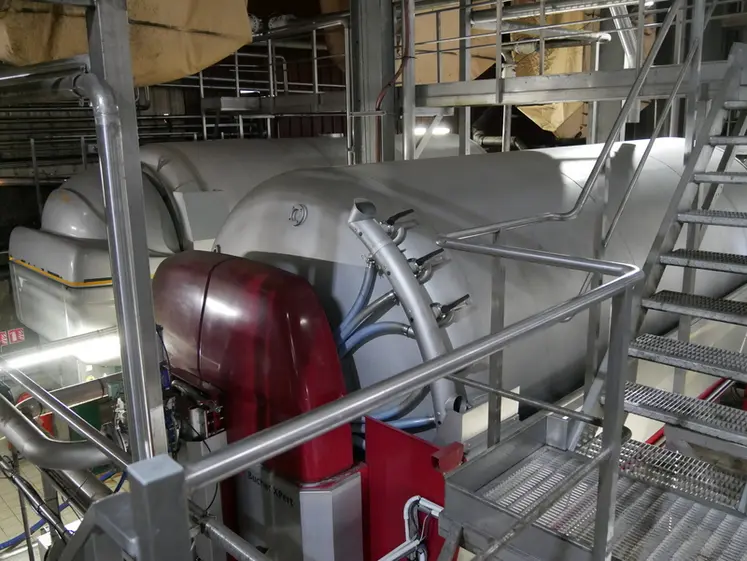 <em class="placeholder">Pressoirs pneumatiques grosse capacité : 320, 450 et 480 hl, à la cave coopérative de Tutiac en Gironde. Bucher Vaslin Xpert, et au fond pressoir inerté avec réserve de ...</em>