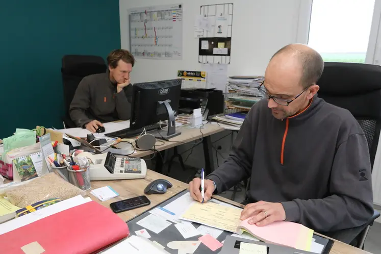 <em class="placeholder">Agriculteur effectuant des taches administratives dans son bureau.</em>