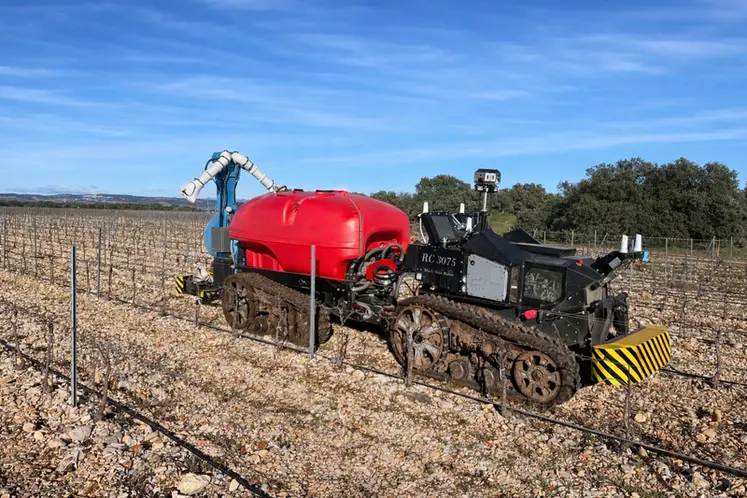 <em class="placeholder">Robot viticole Black Shire avec pulvérisateur traîné à chenilles</em>