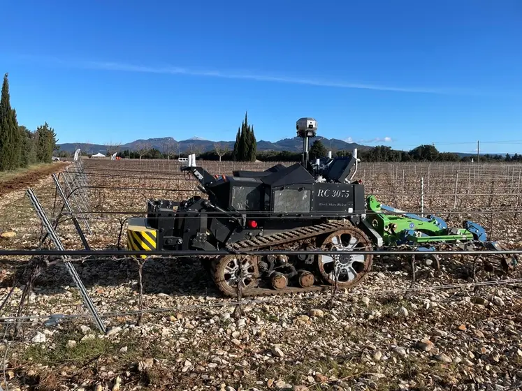 <em class="placeholder">Robot viticole Black Shire avec cultivateur</em>