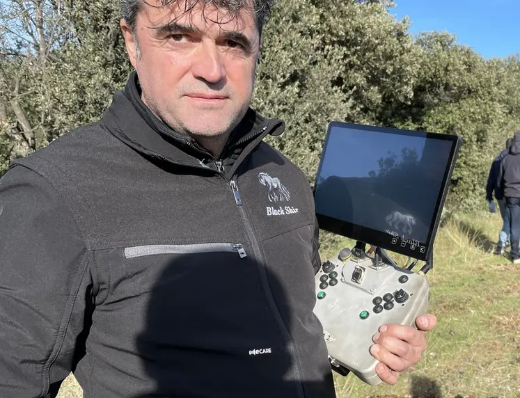 <em class="placeholder">Radiocommande du Robot viticole Black Shire </em>