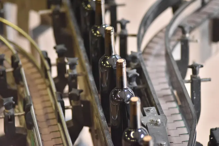 <em class="placeholder">Conditionnement de vin du Sud-Ouest. chaine d'embouteillage à Bergerac. mise en bouteilles de vin rouge millésime 2013. bouteille avec bouchon.</em>