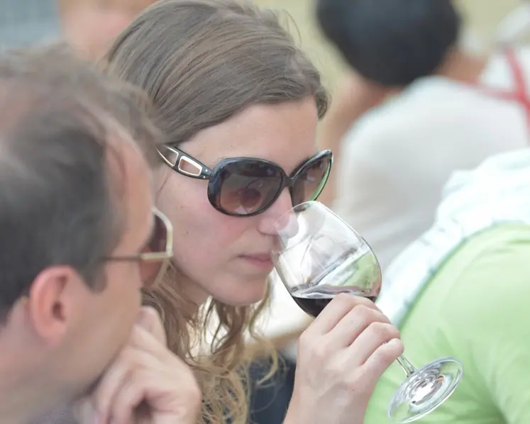 <em class="placeholder">jeune femme sentant un verre de vin rouge</em>