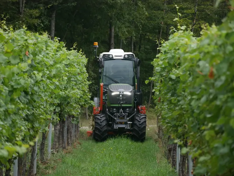 <em class="placeholder">Tracteur Fendt 211 V Vario dans les vignes</em>