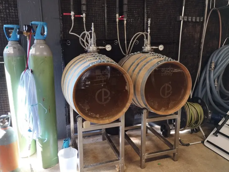 <em class="placeholder">Barriques Infinity et bouteilles de CO2 au Clos du Paradis à Espaly-Saint-Marcel en Haute-Loire</em>