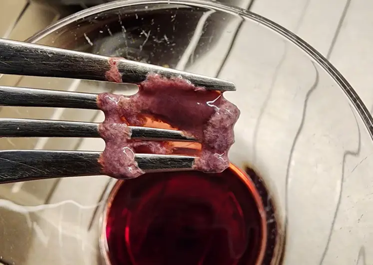 <em class="placeholder">Précipitation de quercétine dans un vin rouge</em>